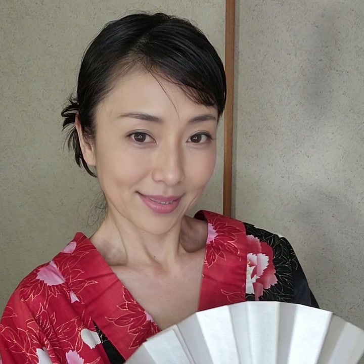 扇子を持つゆきこ